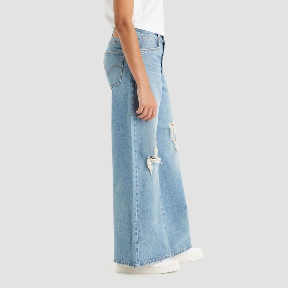 NWOT..Levi's Mid rise 94”s Baggy Wide Leg Light Blue Wide Leg Distressed Jeans